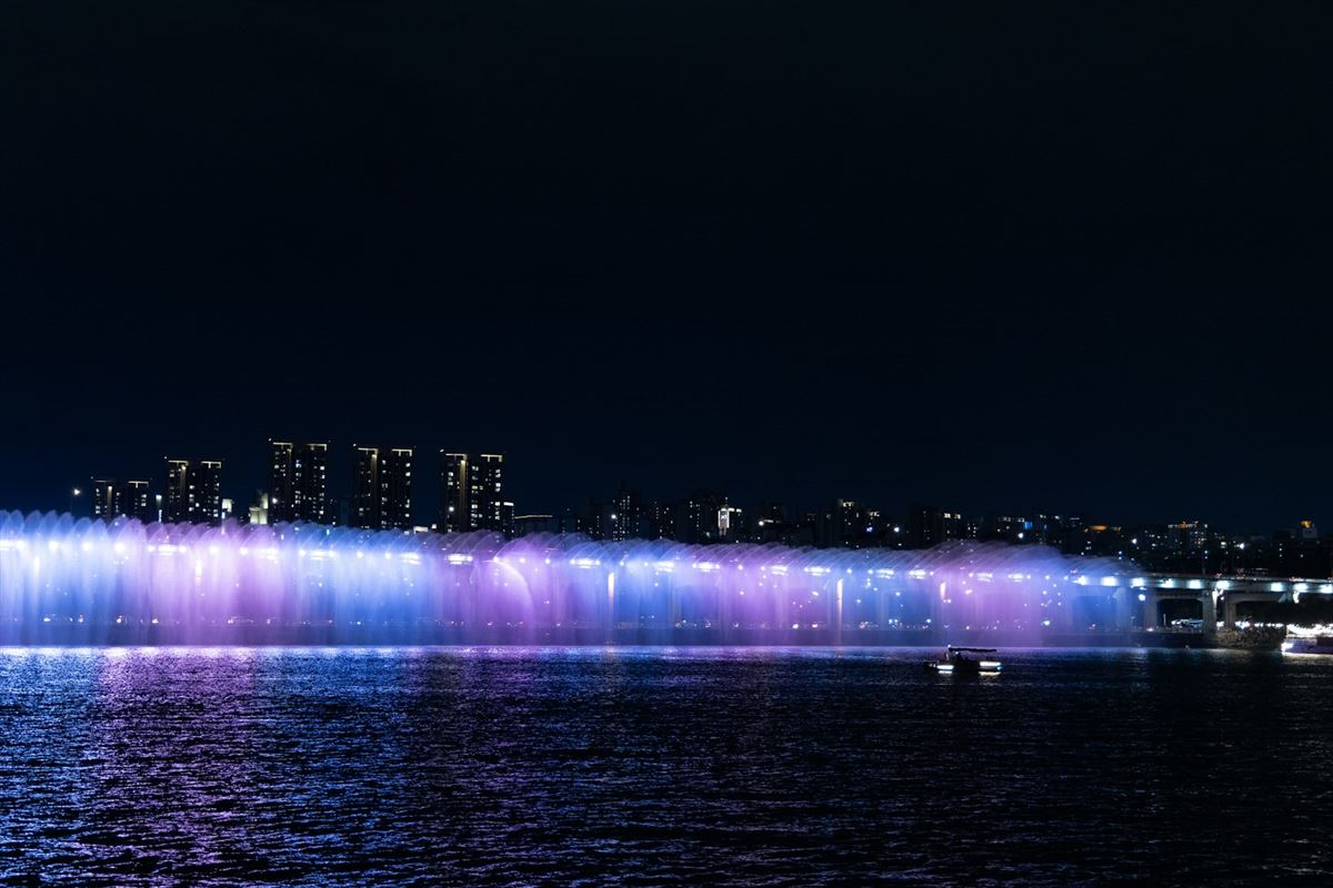 Banpo Bridge Moonlight Rainbow Fountain